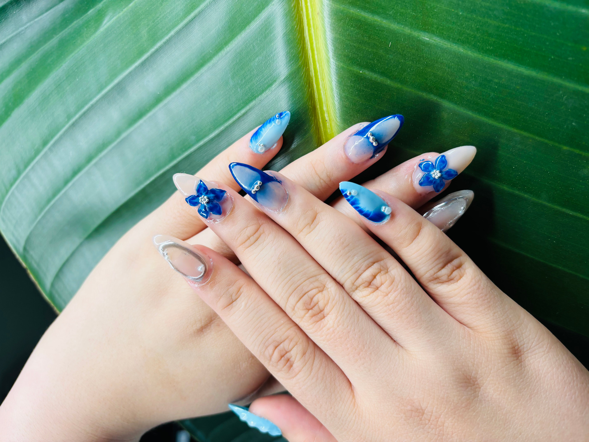nail-hand-bg